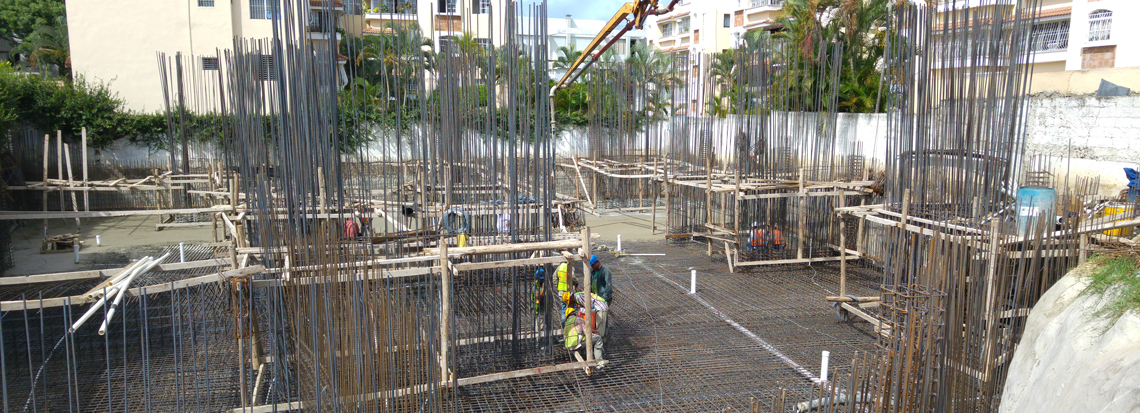Gros œuvre en cours de construction : acier d’armature et pompage du béton